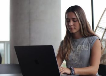 40. Programas de tutoría para mujeres