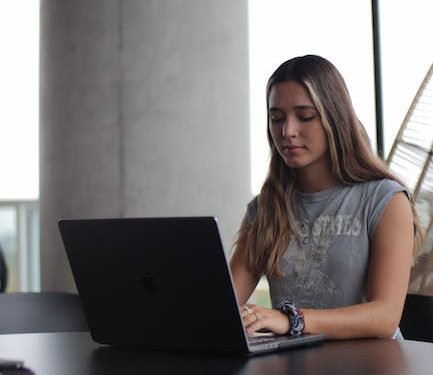 40. Programas de tutoría para mujeres