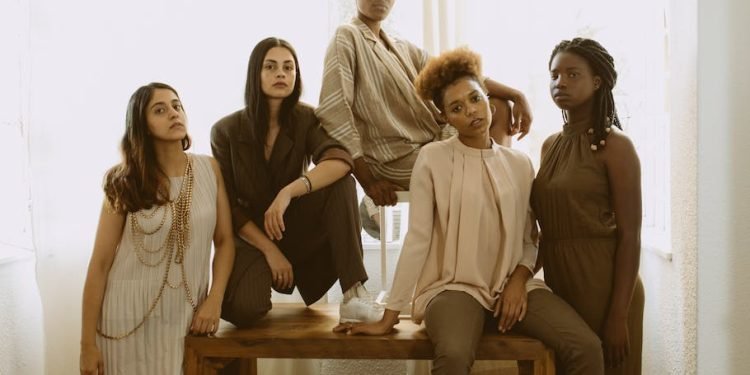 Mujeres en el poder: Rompiendo el techo de cristal en todos los sectores - La revolución femenina en el mundo laboral